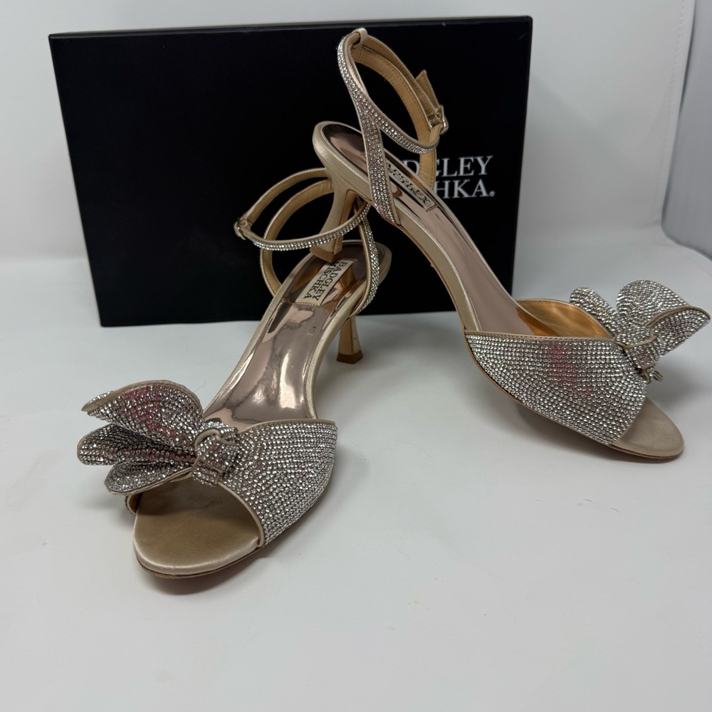 Badgley Mischka Rhinestone Bow 3” Heels – Size 8.5 – Champagne